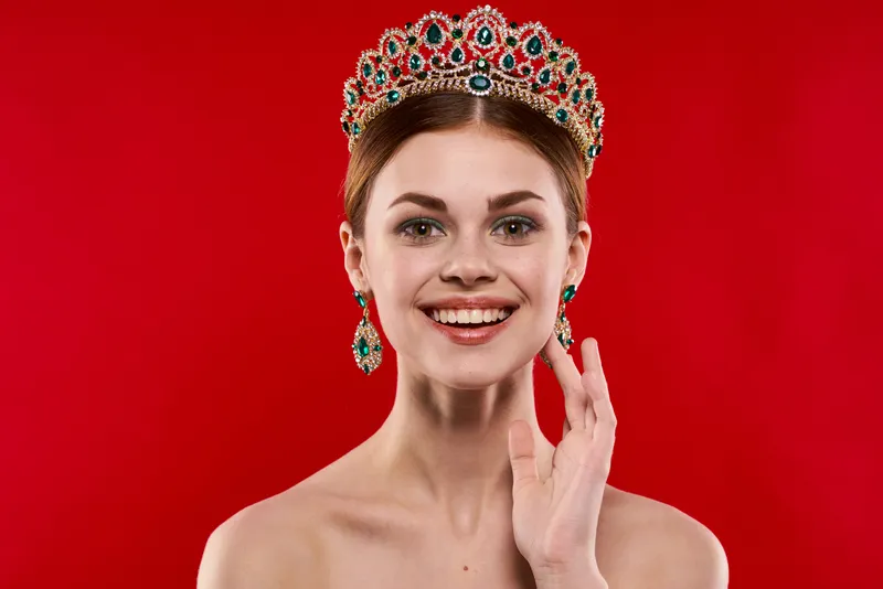 Портрет женщины с роскошными обнаженными плечами, косметика, мода, веселье