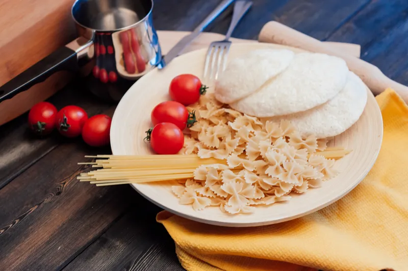 Тарелка с пастой, итальянская кухня, приготовление пищи, помидоры черри, обед