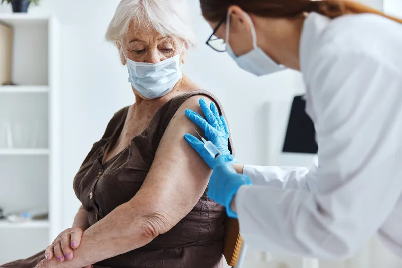 Пациент и врач обсуждают паспорт COVID-19 на фоне вирусной эпидемии