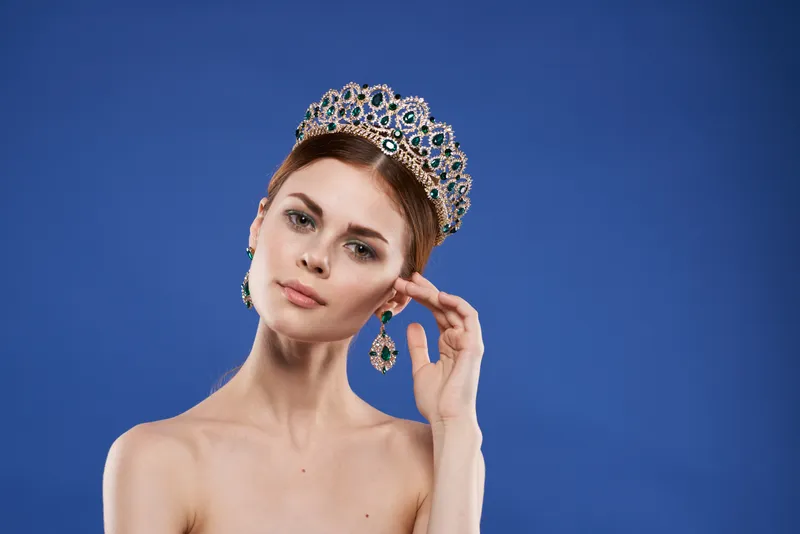 Красивая женщина с роскошными обнаженными плечами, косметика, мода, веселье, изолированный фон