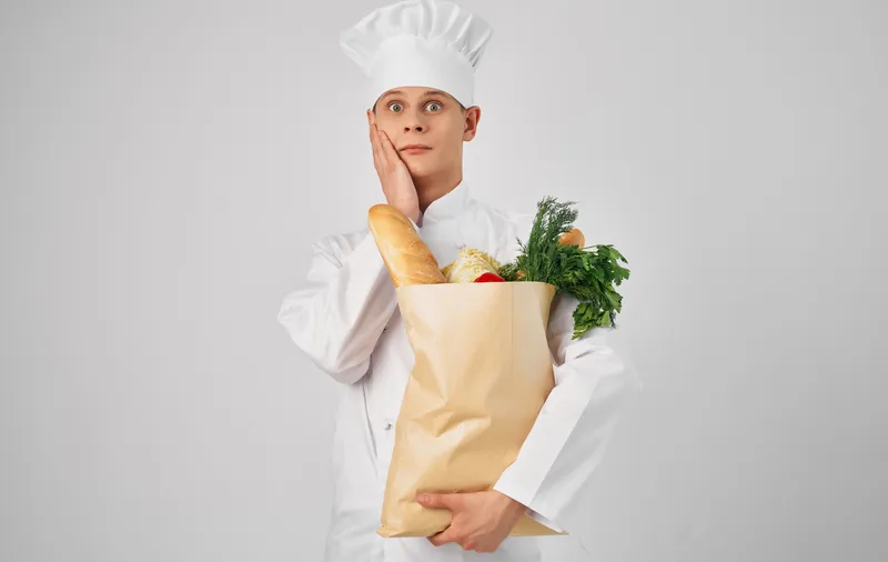 Шеф-повар, продукты, приготовление еды, ресторан, профессиональный образ жизни, серый фон