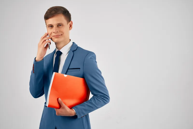 Мужчина в костюме разговаривает по телефону в профессиональном офисе