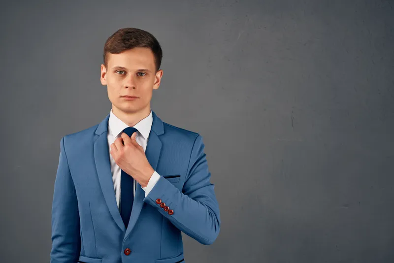 Мужчина в деловом костюме в рабочем офисе, официальный менеджер
