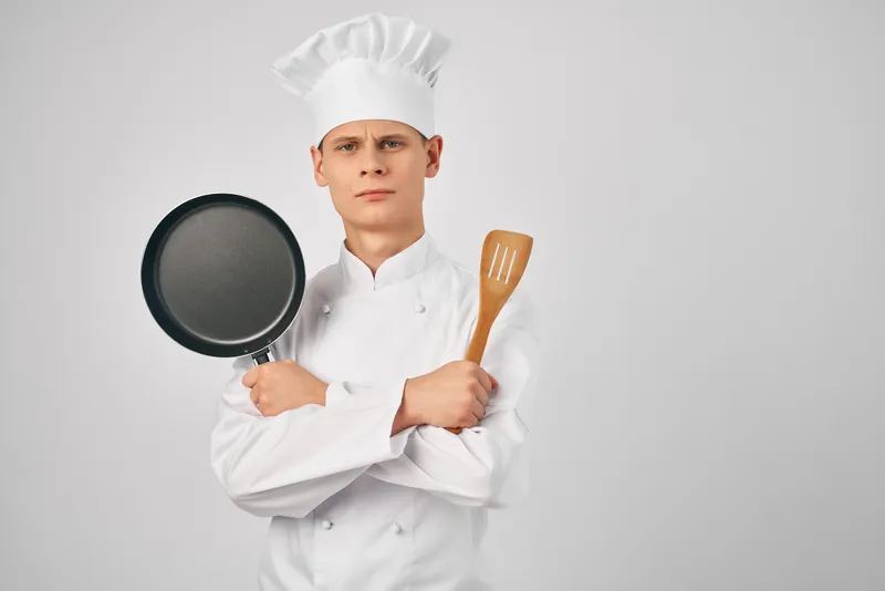 Шеф-повар со сковородой в руках, кухонная утварь, ресторан, готовка