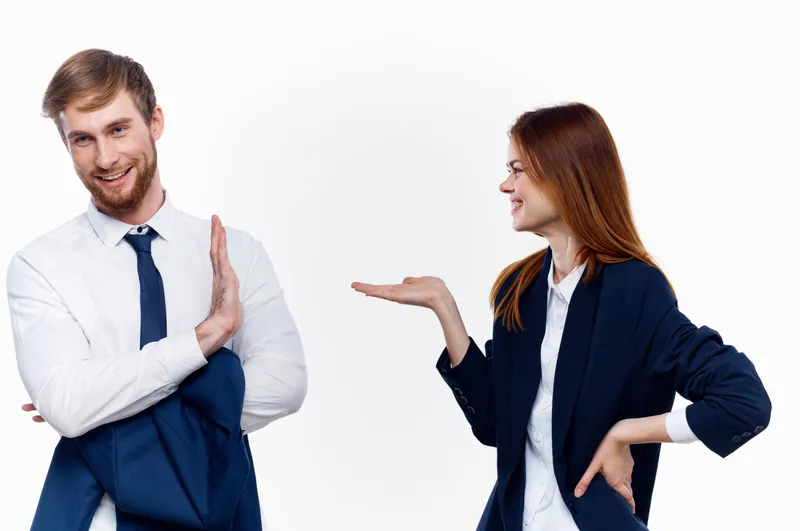 Мужчина и женщина, коллеги по работе, общаются в офисе на тему финансов