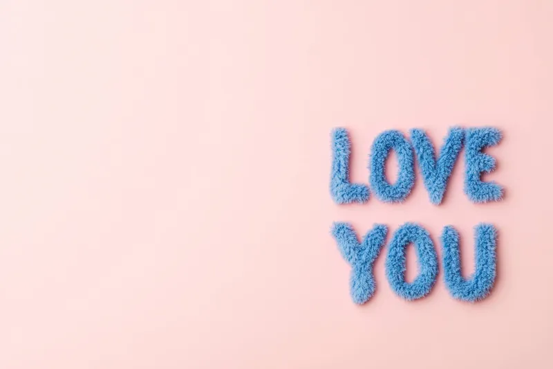 Очаровательный 3D-текст «LOVE YOU» пушистого голубого цвета на пастельно-розовом фоне, идеально подходит для сезонных поздравлений, романтических дизайнов или выразительных художественных работ