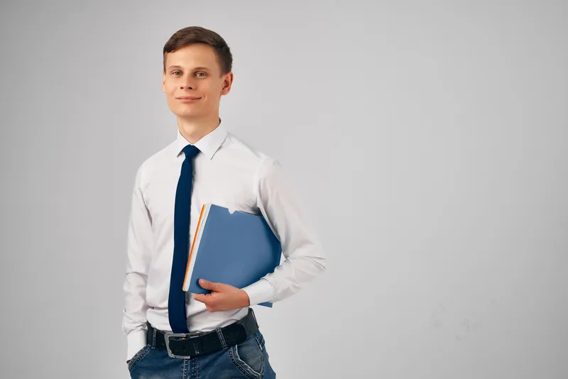 Менеджер в рубашке с галстуком, с документами, профессиональная работа в студии