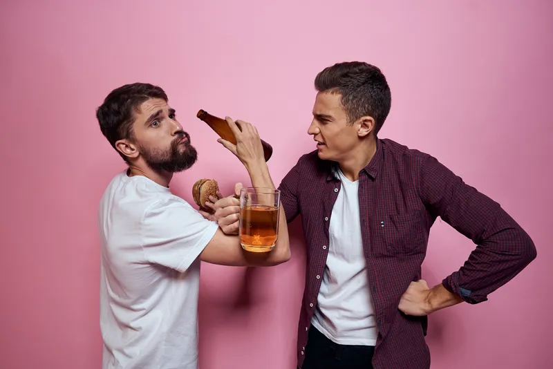 Двое мужчин пьют пиво, дружба, пьяные, алкоголь, образ жизни, розовый фон
