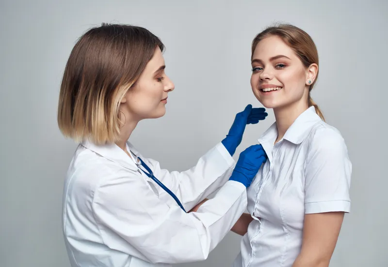 Врач и пациент проходят медицинское обследование в больнице