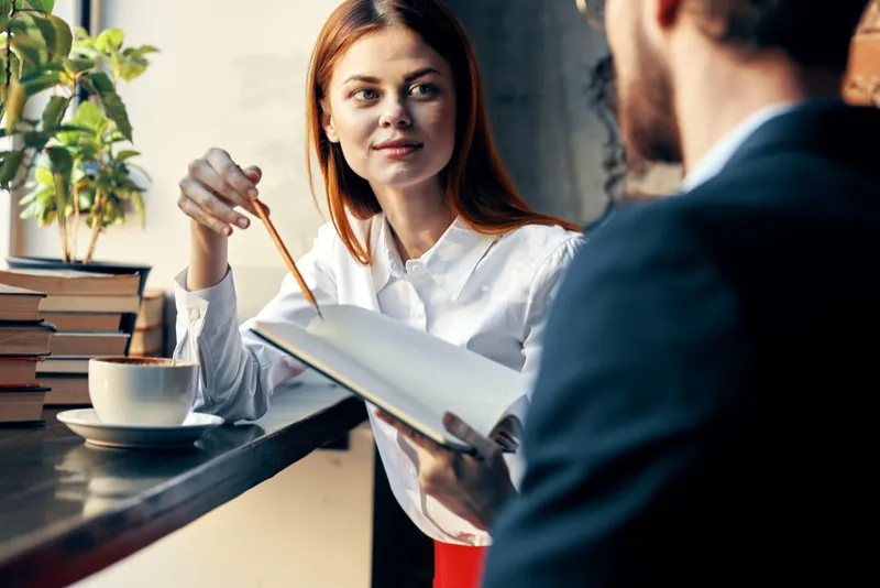Мужчина и женщина, коллеги по работе, общаются, профессионалы отдыхают