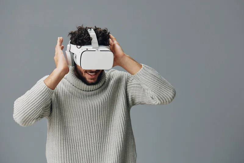 Человек в VR-очках и шлеме виртуальной реальности
