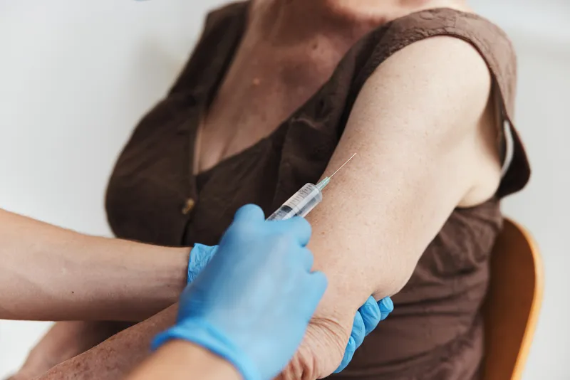 Укол в плечо, вакцина, паспорт иммунитета, защита