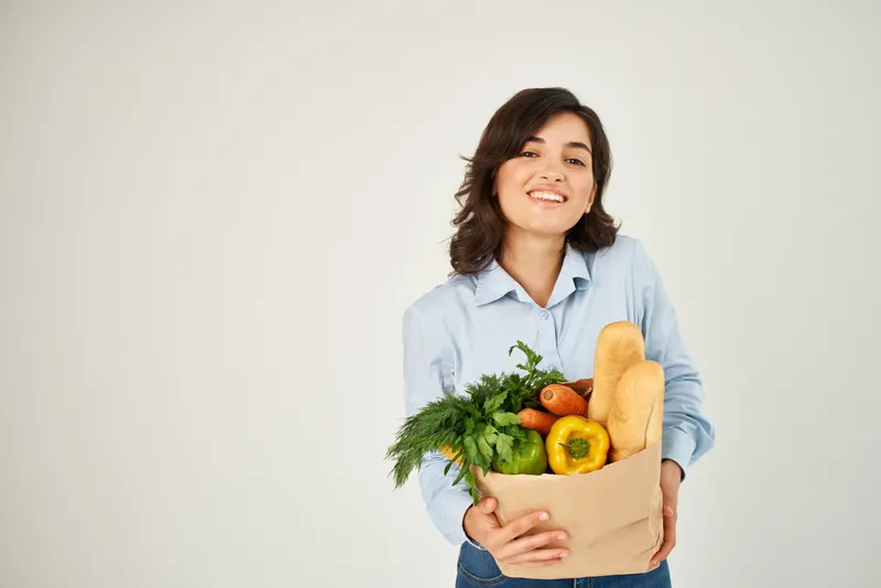Милый брюнет с продуктовой сумкой, здоровой пищей и сервисом супермаркета