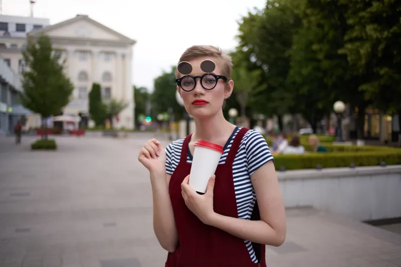 Женщина на улице разговаривает по телефону