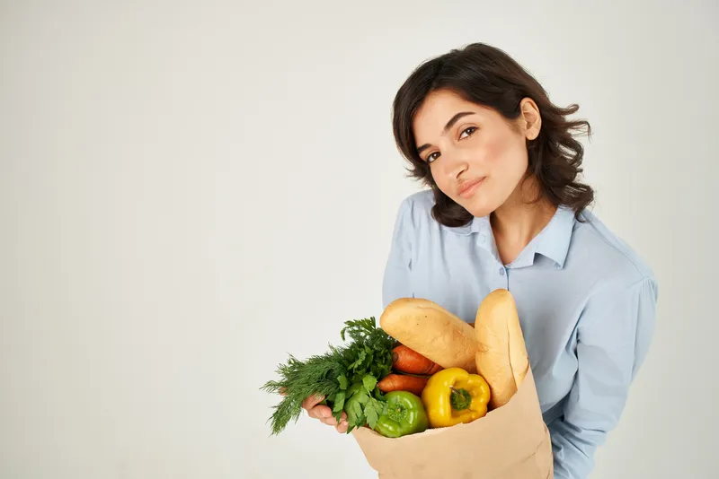 Милый брюнетка с пакетом продуктов из супермаркета, здоровое питание, сервис