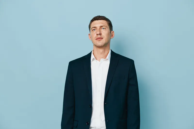 Мужчина, человек, изолированный, портрет, молодой, европеоид, фон, белый фон, счастливый, уверенный, рубашка, парень, взрослый, красивый, мужчина, стоит, смотрит, студия