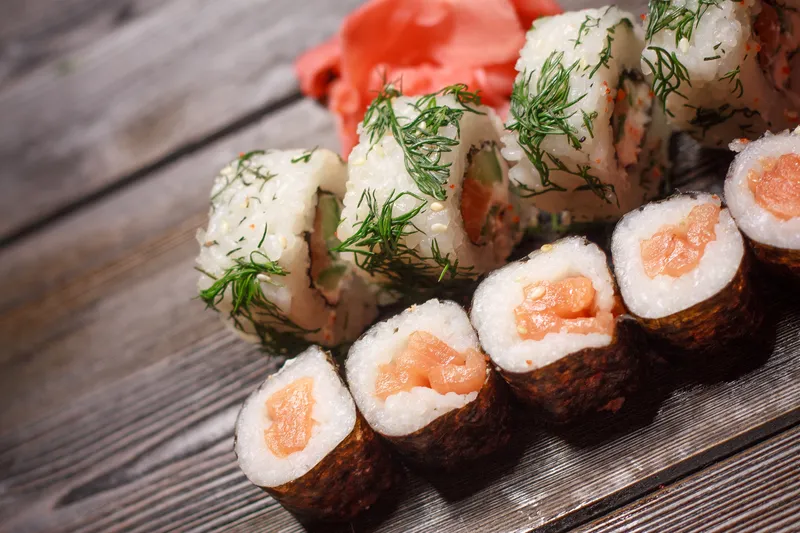 Роллы, красный имбирь, ресторан, деликатес, азиатская кухня на деревянном фоне