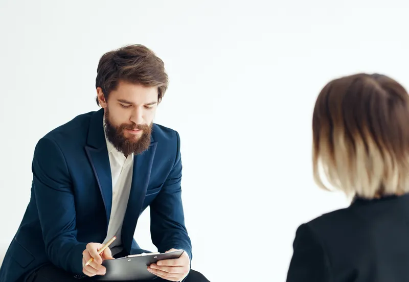 Коллеги по работе с документами, рабочее общение в офисе