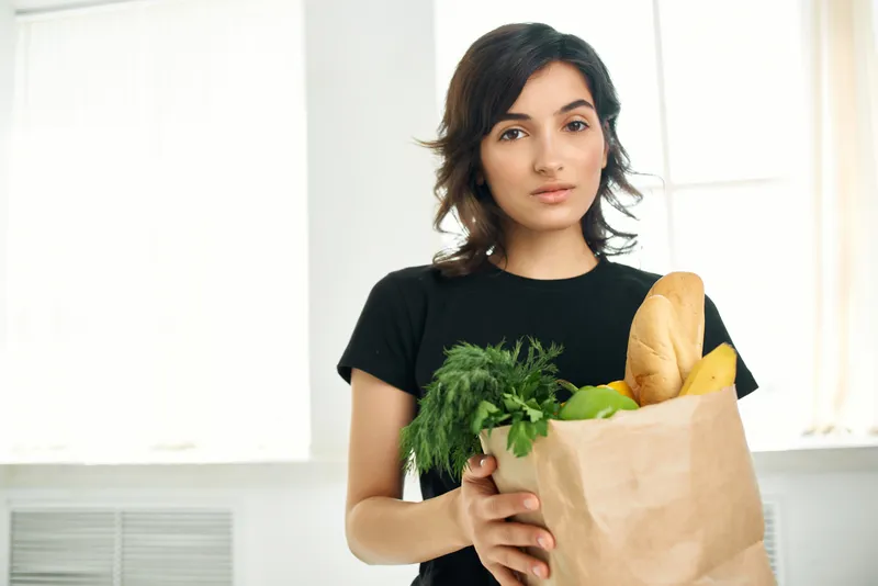 Женщина с пакетом продуктов, домохозяйка, здоровая пища, овощи, приготовление еды