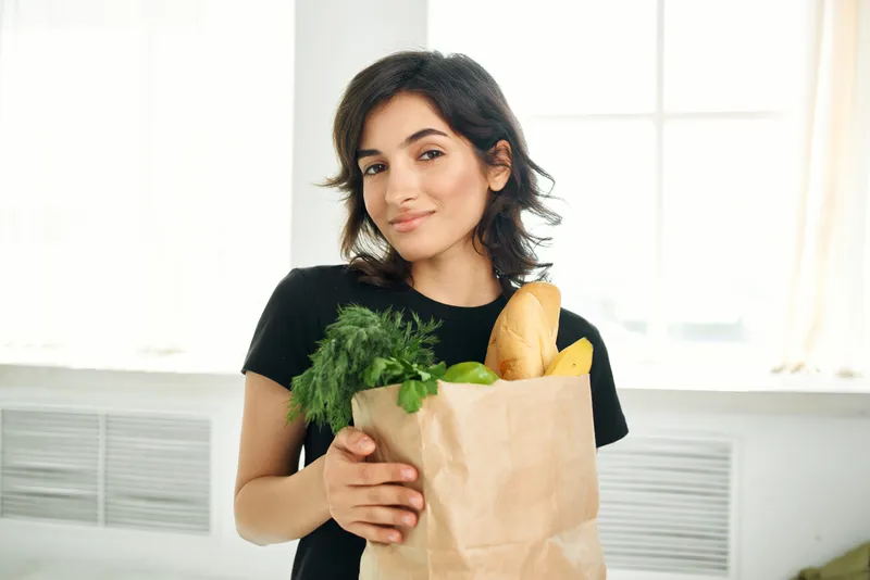 Женщина с пакетом продуктов, домохозяйка, здоровая пища, овощи, кулинария