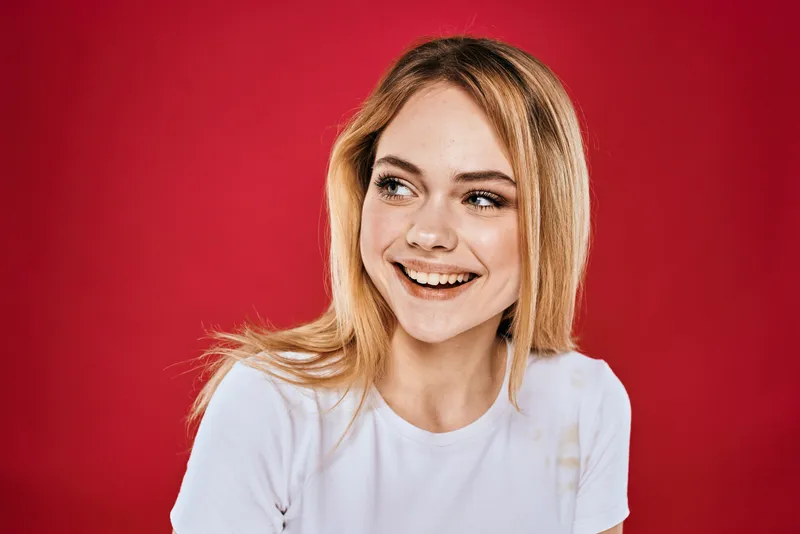 Симпатичная женщина улыбается