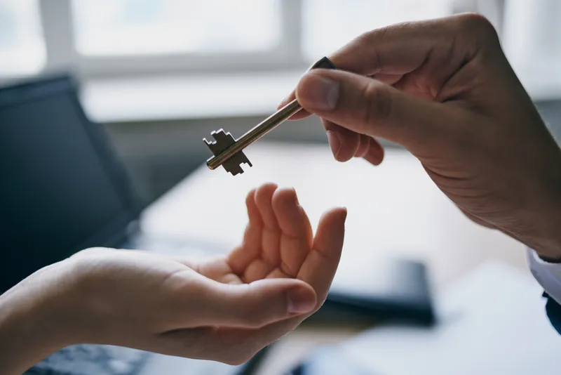 Вручение ключа клиенту при продаже квартиры и заключении договора