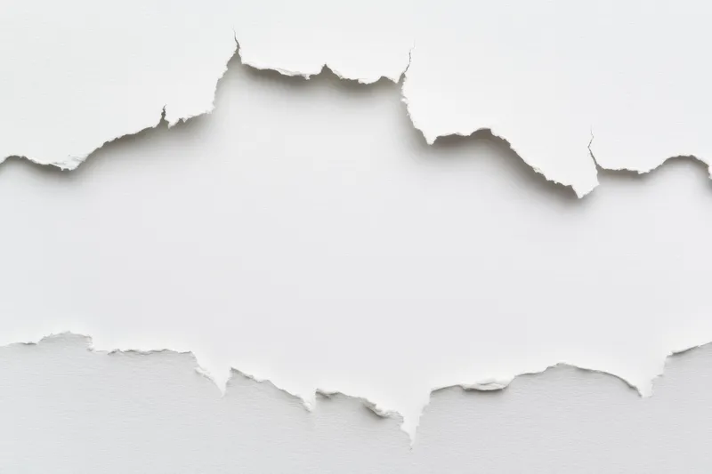 Абстрактный фон, созданный рваными краями бумаги, намекающий на стойкость и трансформацию; чистое, спокойное настроение, подходящее для дизайнерских, редакционных и брендинговых проектов с…