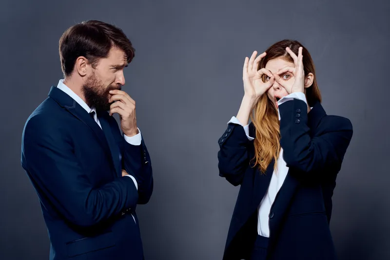 Мужчина и женщина общаются на работе, официальные лица, профессионалы