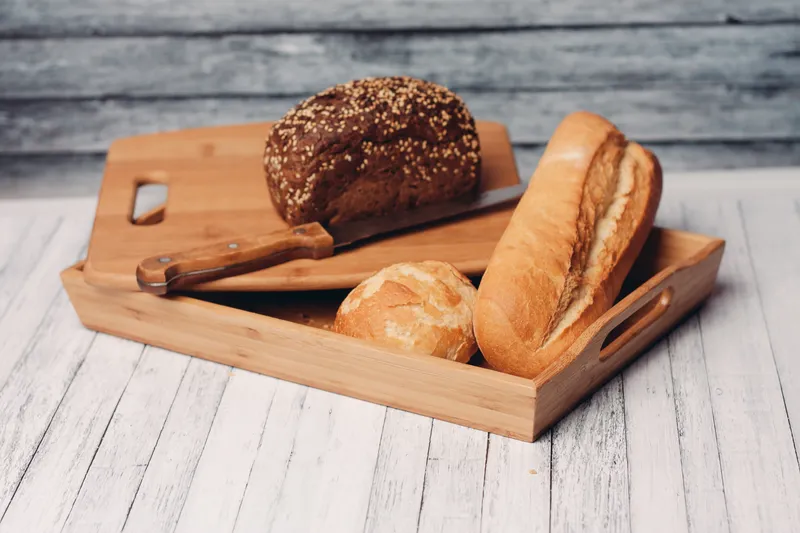 Домашняя выпечка на деревянном подносе, закуска, свежий вкус