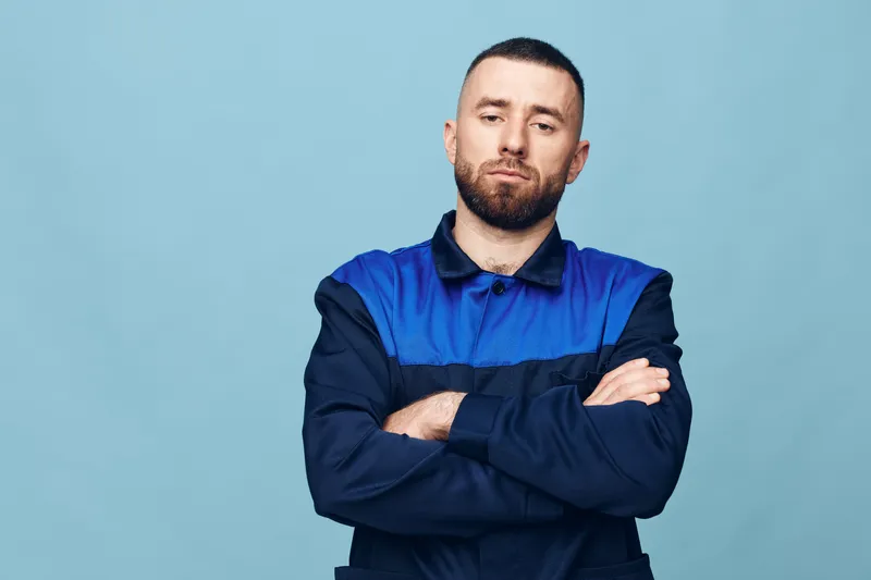 Человек, мужчины, студия, мужчины, привлекательный, серьезный, портрет, взрослый, молодой, европеоид, стоит, с бородой, выражение лица, взгляд, уверенность, парень, на фоне, изолированный