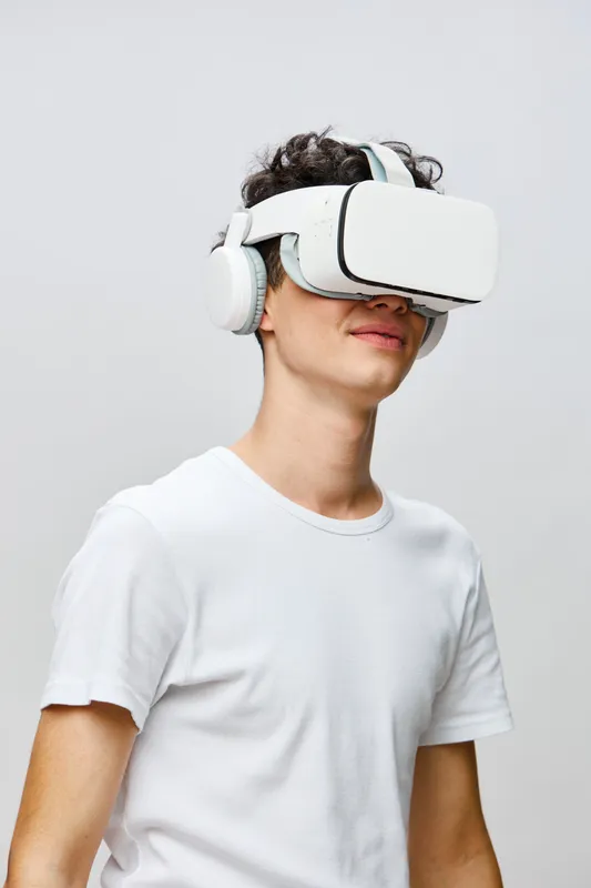 Молодой человек в современной VR-гарнитуре, погруженный в виртуальную реальность