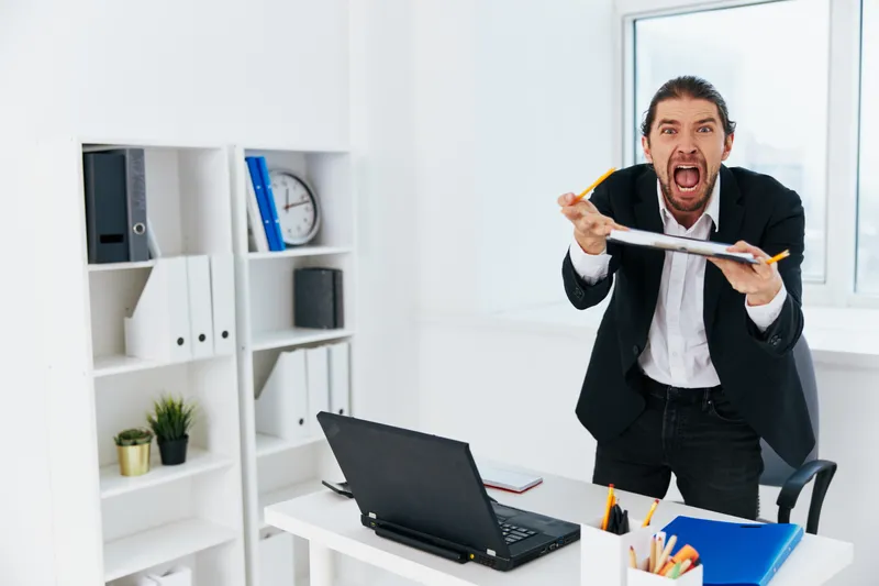Офисный работник, рабочий процесс в офисе, документы, эмоции, начальник