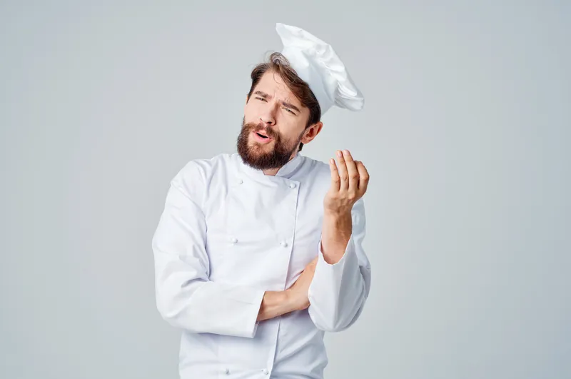 Мужчина в рабочей форме, профессия, кухня, светлый фон