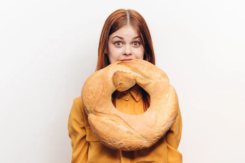 Женщина с буханкой хлеба, мучной продукт, голод, калории, диета