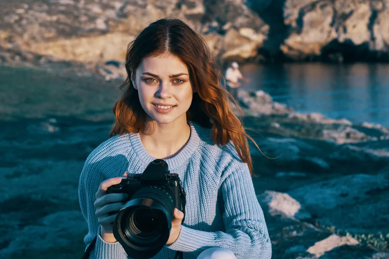 Женщина-туристка, профессиональный фотограф, пейзаж, скалистые горы, природа