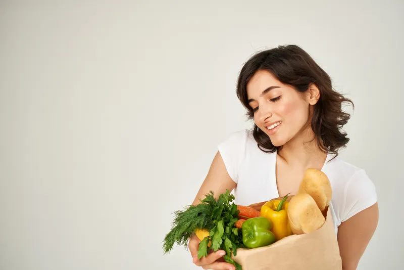 Женщина с пакетом продуктов из супермаркета — здоровая еда