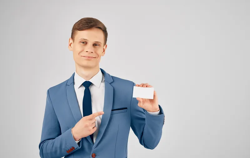 Мужчина-менеджер в деловом костюме, официальный, с документами в финансовом офисе