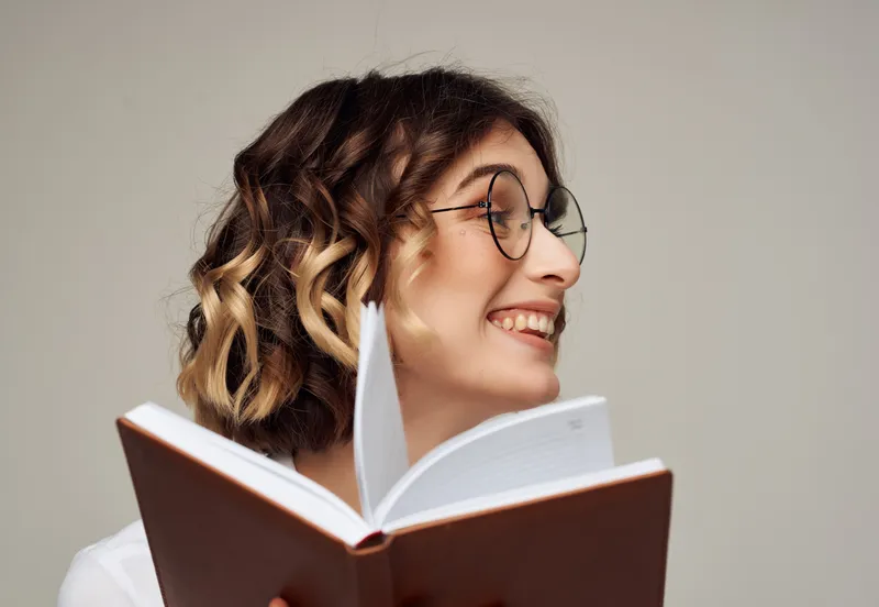 Деловая женщина с книгой в руках, профессиональная работа в студии
