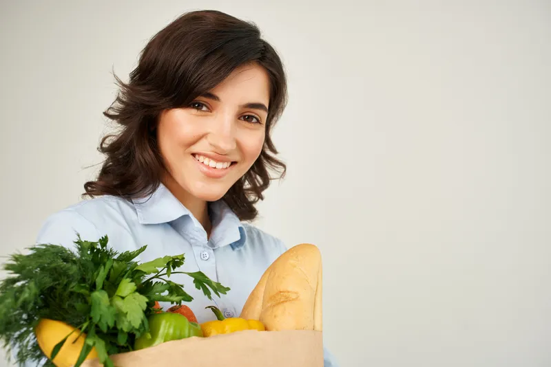 Женщина с упаковкой овощей, продукты, супермаркет, крупный план