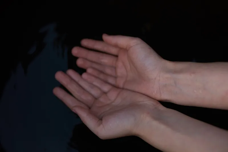Руки в речной воде, экология и природа
