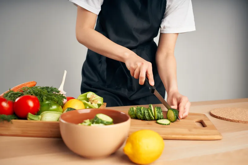 Нарезка продуктов для салата: ингредиенты из свежих овощей, приготовление