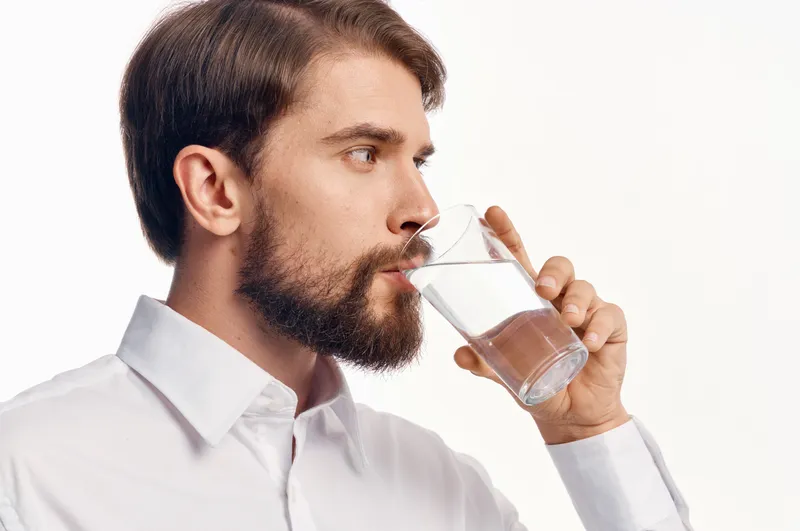 Портрет мужчины со стаканом воды