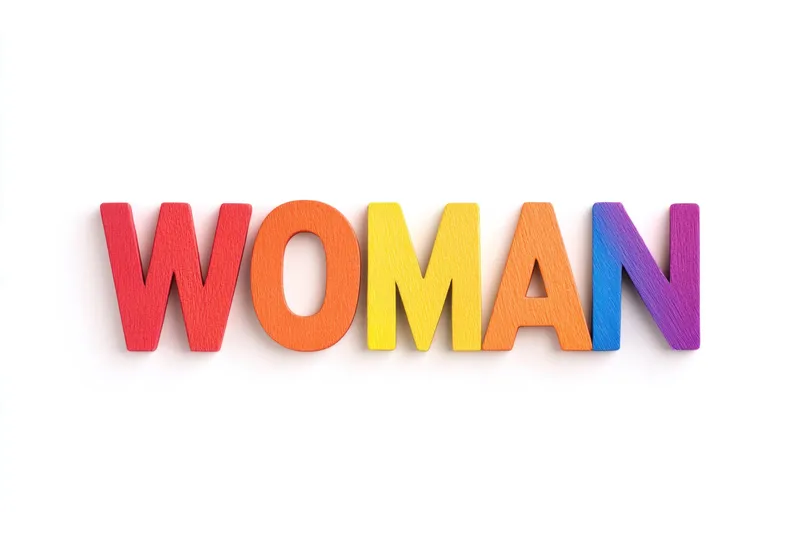 Яркие деревянные буквы, составляющие слово WOMAN, символизирующие силу, расширение прав и возможностей и разнообразие
