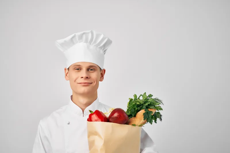 Мужчина с упаковкой продуктов, сервис доставки для ресторанов