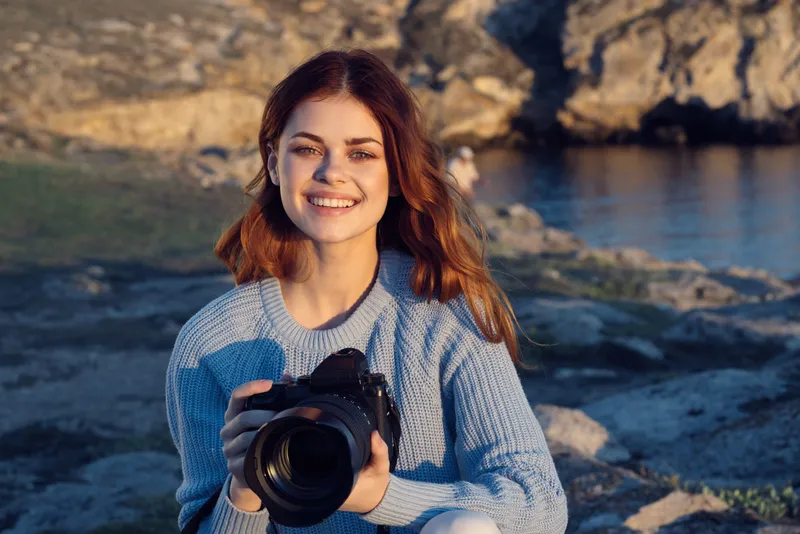 Женщина-фотограф на открытом воздухе, профессиональный пейзаж, образ жизни, веселье