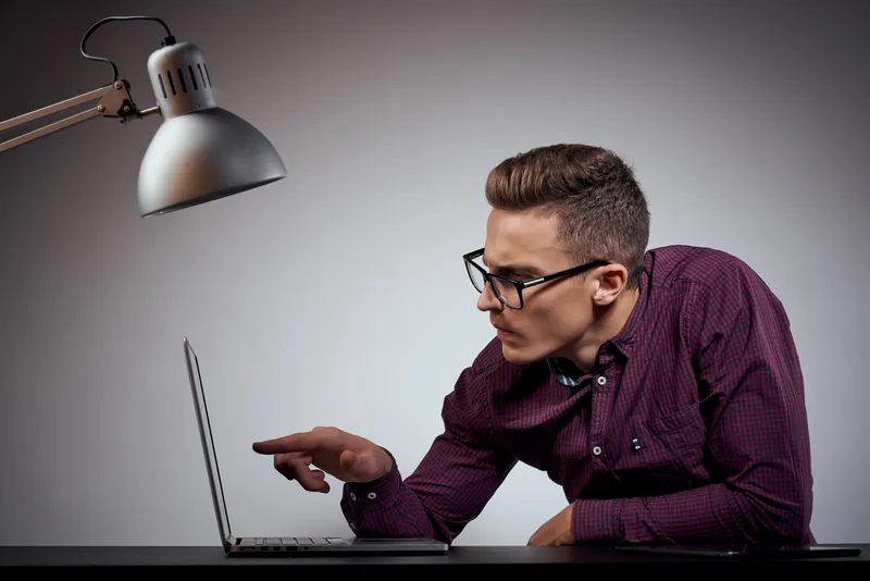 Бизнесмен за рабочим столом с ноутбуком в офисе