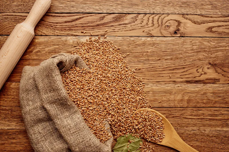 Хлопья в пакете, натуральные продукты и ингредиенты, вид сверху