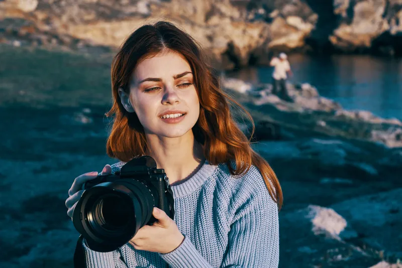 Женщина-туристка с фотоаппаратом на природе, пейзаж, путешествие, профессиональная съемка