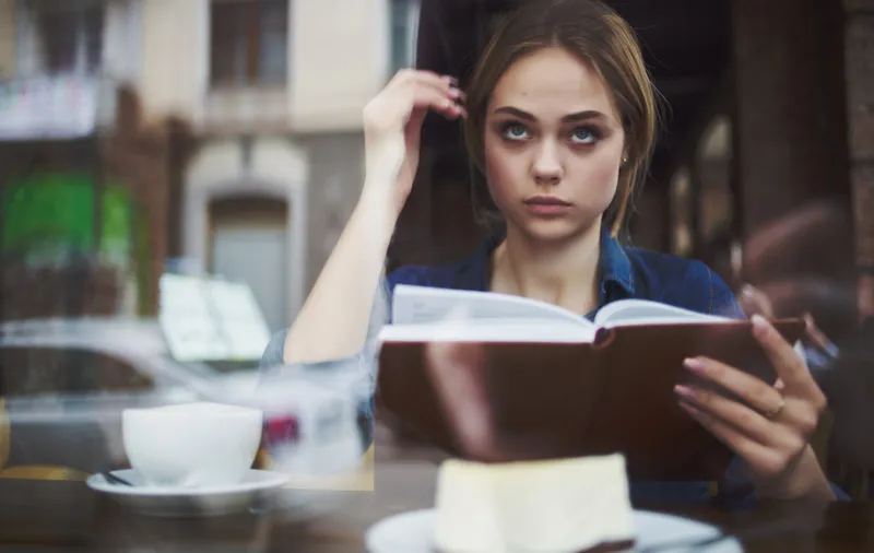 Женщина общается, отдыхает в отпуске, интерьер, утро, образ жизни, завтрак