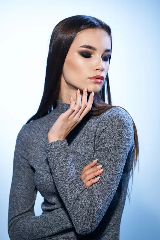 Красивая женщина с косметикой, длинными волосами, кадрированная студийная съемка